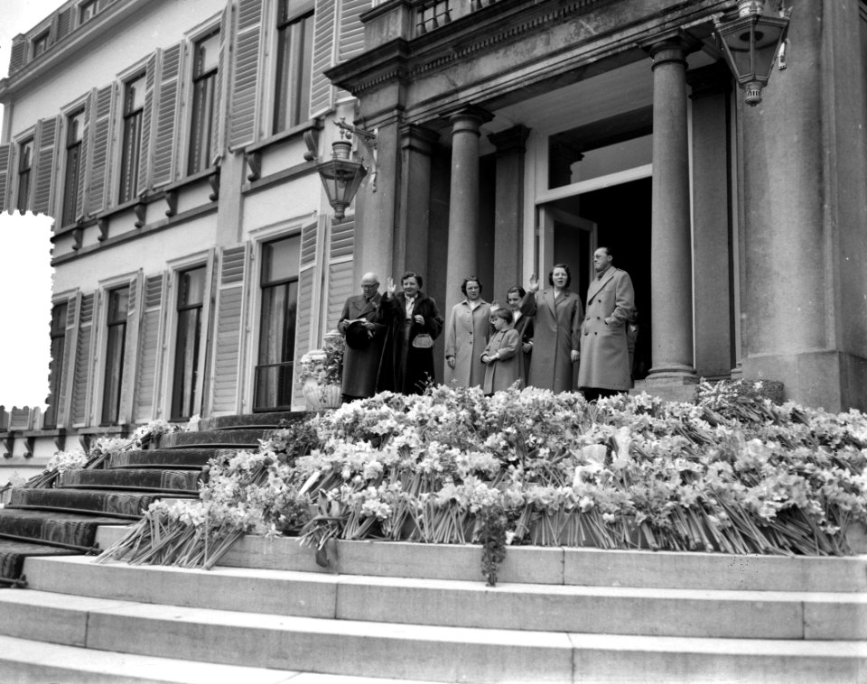 De koninklijke familie staat op het bordes van paleis Soestdijk ter gelegenheid , Bestanddeelnr 907-7258