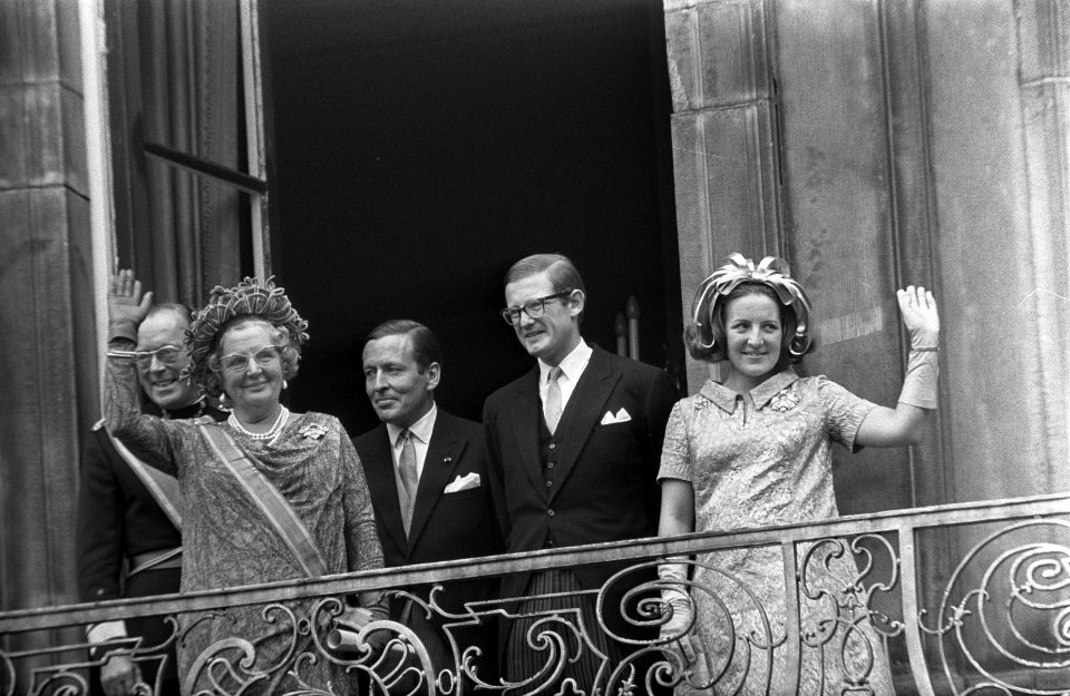 De koninklijke familie op het balkon van het Paleis Lange Voorhout v.l.n.r. prin, Bestanddeelnr 922-7960