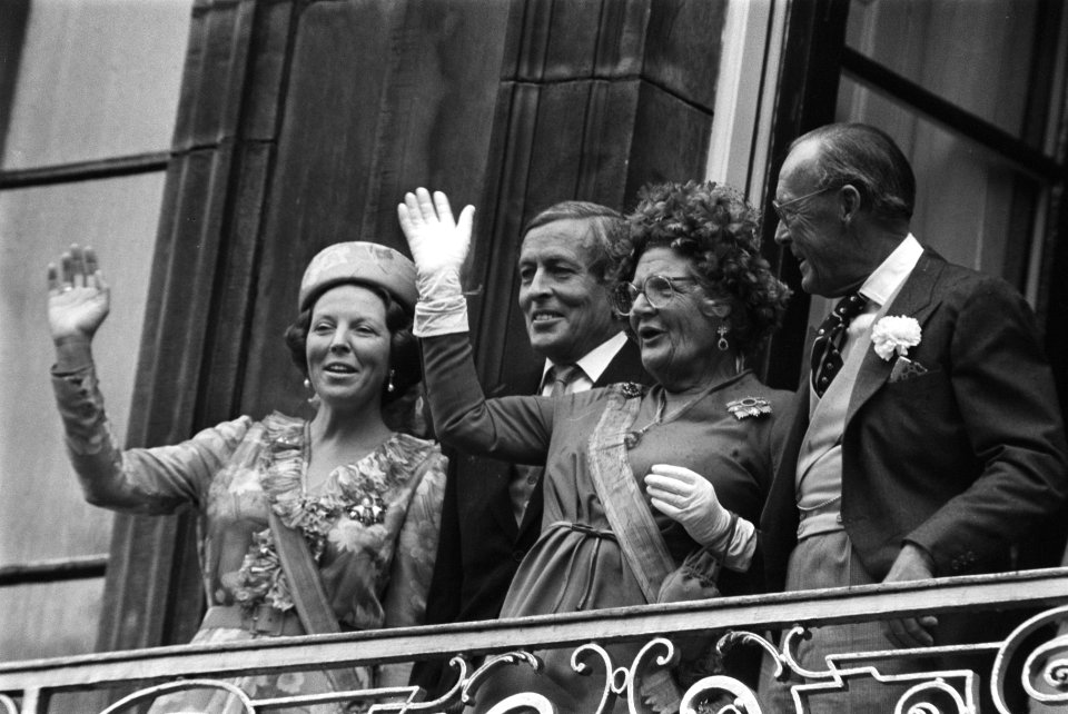 De koninklijke familie op het balkon van Paleis Lange Voorhout, Bestanddeelnr 930-4478