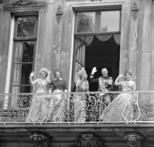 De Koninklijke familie op balkon, vlnr prinses Beatr prinses Irene , koningi, Bestanddeelnr 914-3232