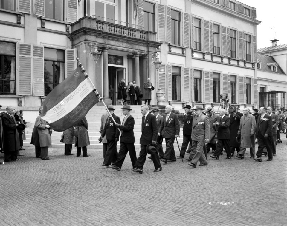 De koninklijke familie staat op het bordes van paleis Soestdijk en kijkt naar he, Bestanddeelnr 907-7260