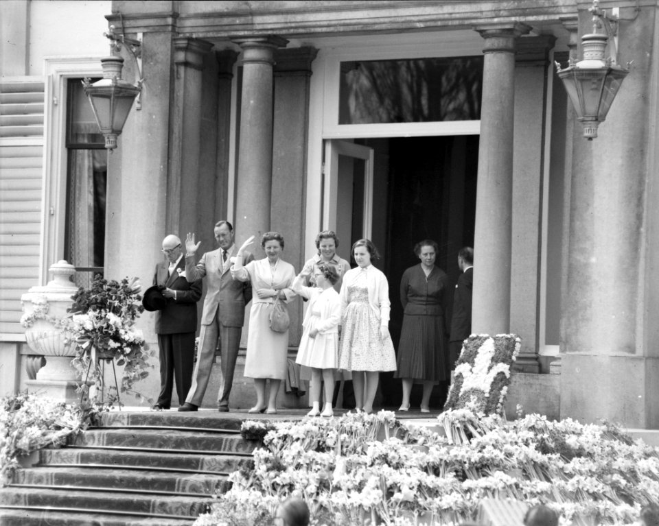 De koninklijke familie staat op het bordes van paleis Soestdijk en wuift naar he, Bestanddeelnr 909-5202