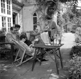 De kunstenaar Eppo Doeve in de tuin van de Old Lodge in Terlow (Buckinghamshire), Bestanddeelnr 254-2863