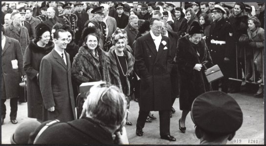 De koninklijke familie verwelkomt de familie van prins Reeks 019-1200, 019-1201., Bestanddeelnr 019-1201
