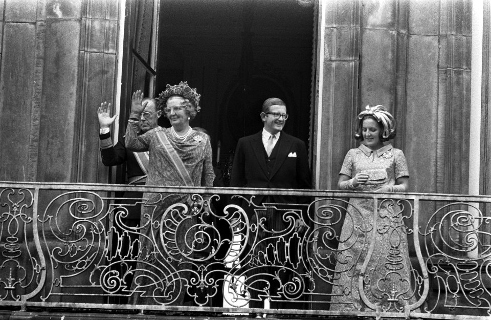 De koninklijke familie op het balkon van het Paleis Lange Voorhout prins Bernha, Bestanddeelnr 922-7988