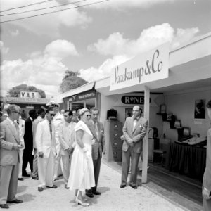 De koningin voor de stand van Varekamp & Co op de Surinaamse jaarbeurs, Bestanddeelnr 252-4275