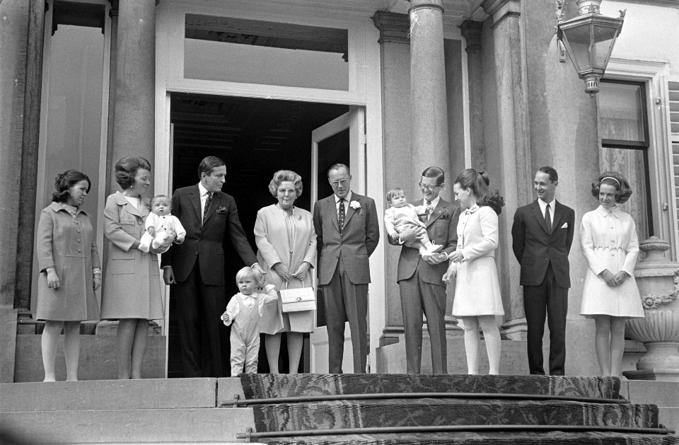 De koninklijke familie op bordes prinses Beatrix met prins Johan Friso op de ar, Bestanddeelnr 922-3546