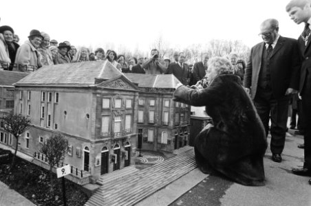 De koningin verricht de opening door een timpaan te plaatsen op een model van de, Bestanddeelnr 930-2006