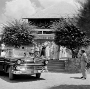 De koningin verlaat het hospitaal in Julianadorp, Bestanddeelnr 252-4451
