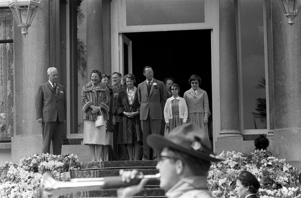 De koninklijke familie op het bordes van paleis Soestdijk, Bestanddeelnr 911-2044