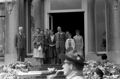 De koninklijke familie op het bordes van paleis Soestdijk, Bestanddeelnr 911-2044