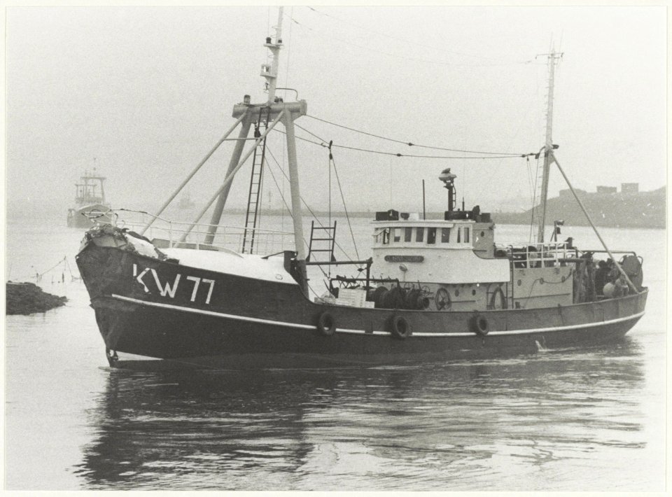 De kotter KW 77 Clasina Jacoba na een aanvaring. NL-HlmNHA 1478 6321