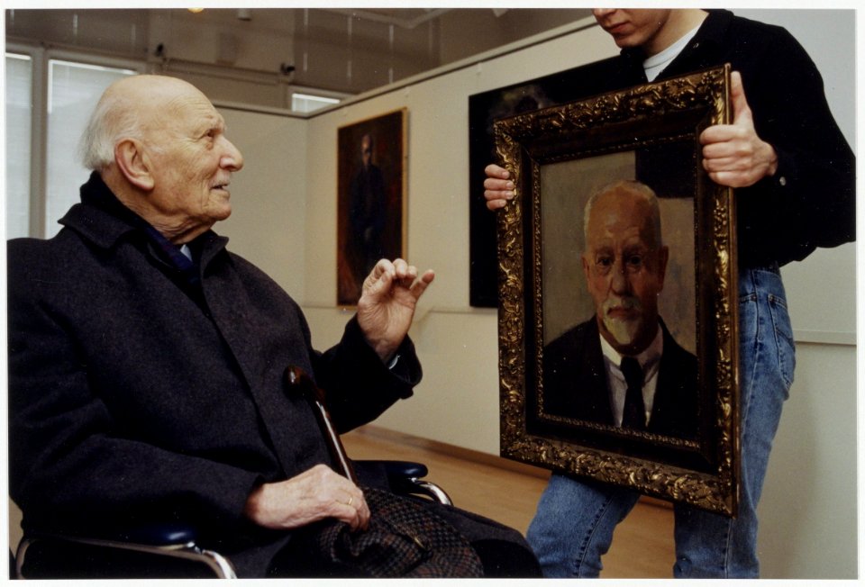 De kunstenaar Kees Verwey geconfronteerd met het portret van zijn vader. NL-HlmNHA 54035269
