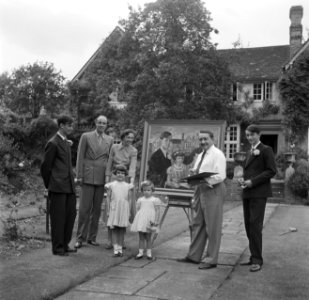 De kunstenaar Eppo Doeve met de familie Martienau voor het portret van de kinder, Bestanddeelnr 254-2904