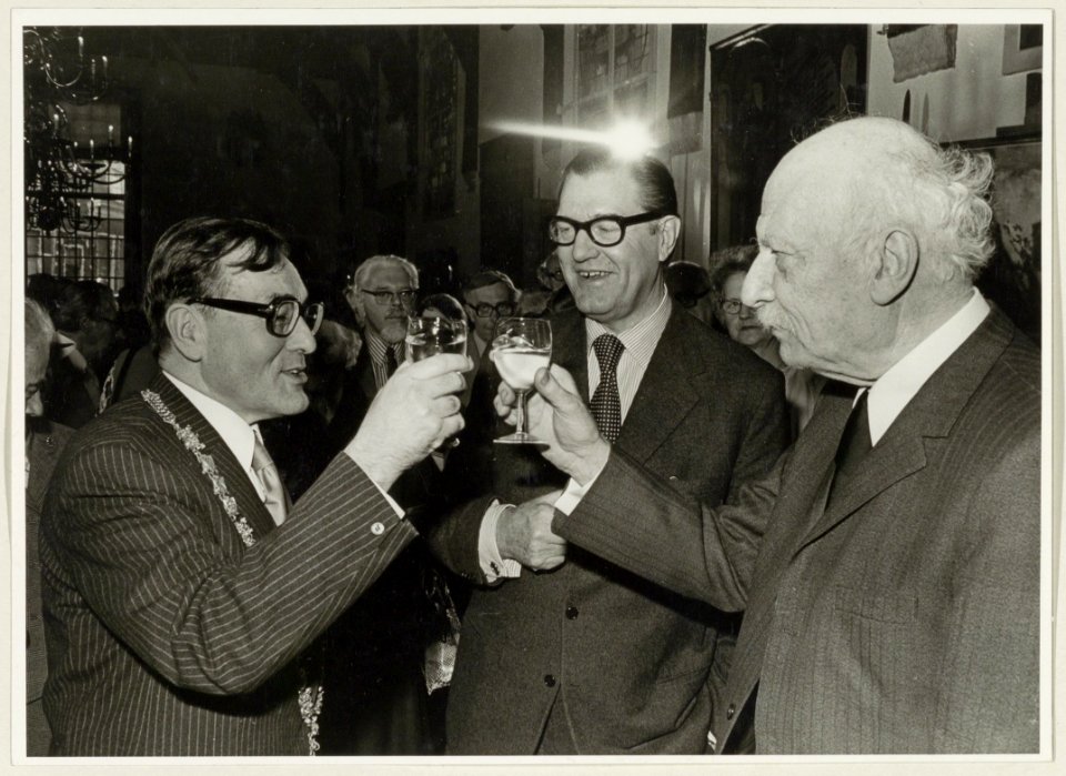 De kunstschilder Kees Verwey (rechts) heft het glas met burgemeester de Gou tijdens een erereceptie ter gelegenheid van zijn 75e verjaardag in de Gravenzaal op het stadhuis. NL-HlmNHA 54003676