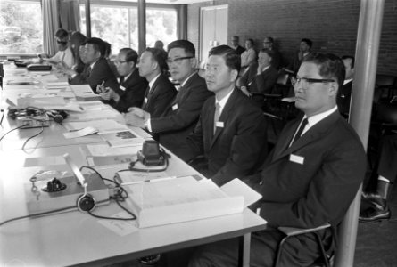 De Koreanen, acht man sterk, tijdens de plenaire zitting, Bestanddeelnr 921-6062 photo