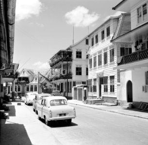 De Kromme Elleboogstraat in Paramaribo, Suriname, Bestanddeelnr 252-2198