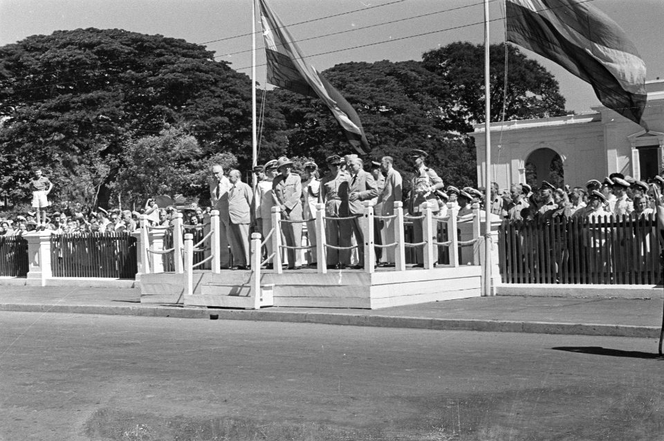 De hoogwaardigheidsbekleders staan op het podium, Bestanddeelnr 154-1-6
