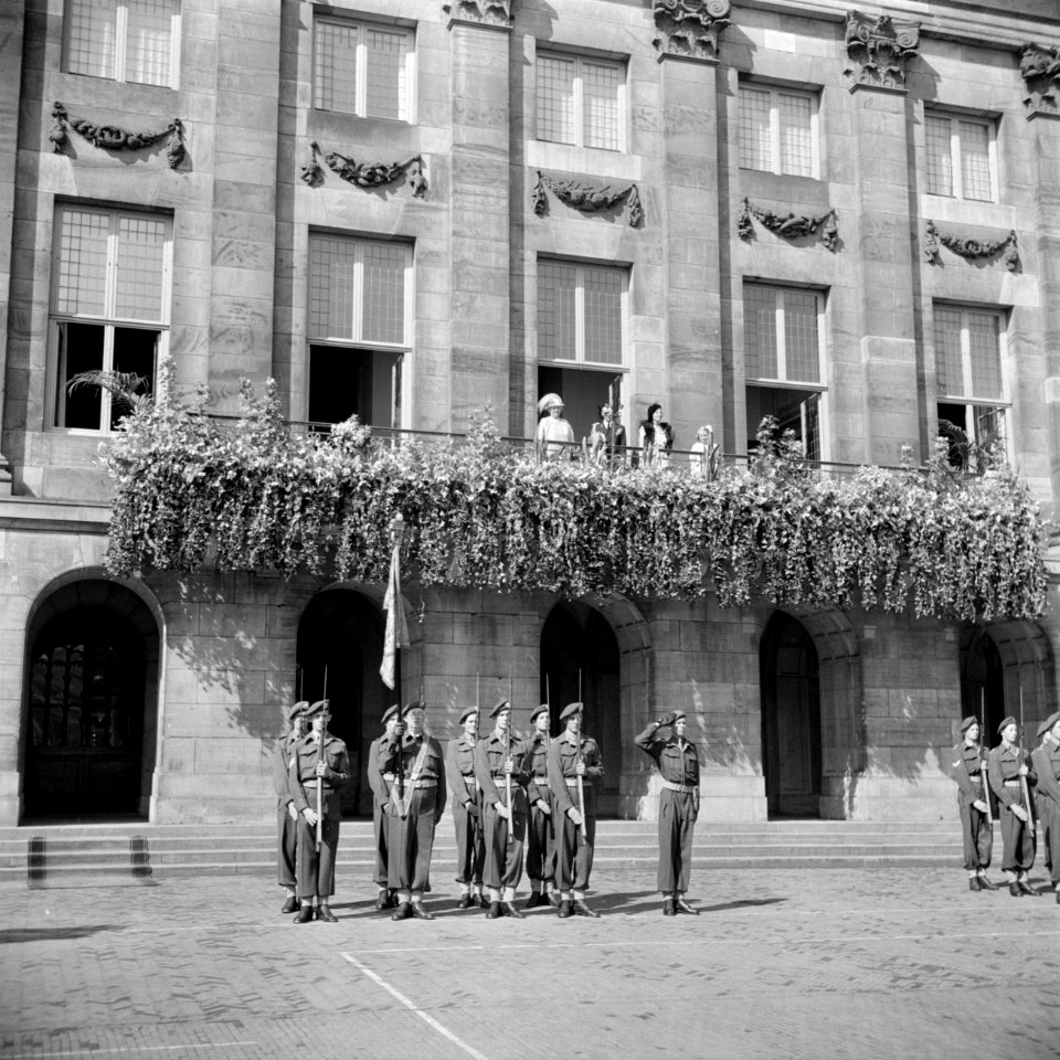 De koninklijke familie op het paleisbalkon, voor een aubade op De Dam door 19000, Bestanddeelnr 255-7286