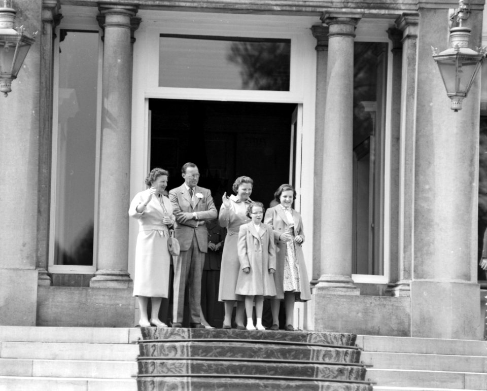 De koninklijke familie staat op het bordes van Paleis Soestdijk en wuift naar he, Bestanddeelnr 909-5204