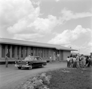 De koningin vertrekt bij de pasteurisatie-inrichting van de bedrijfsboerderij va, Bestanddeelnr 252-4442