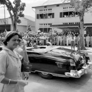 De koninklijke auto op het Sivaplein in Paramaribo. Op de voorgrond mevrouw Ferr, Bestanddeelnr 252-4764