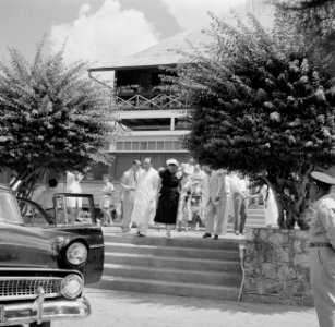 De koningin verlaat het hospitaal in Julianadorp, Bestanddeelnr 252-4450