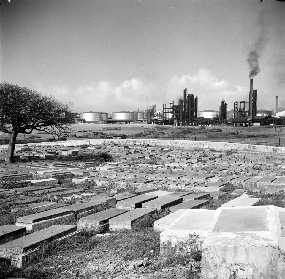 De joodse begraafplaats Beth Haïm op Curaçao met op de achtergrond de olieraffin, Bestanddeelnr 252-7315