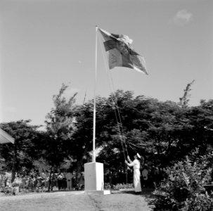 De koninklijke standaard wordt gehezen in Oranjestad op Sint Eustatius, Bestanddeelnr 252-4059