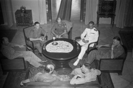 De legercommandant, luitenant-generaal S.H. Spoor, biedt de twee Britse officier, Bestanddeelnr 87-2-4