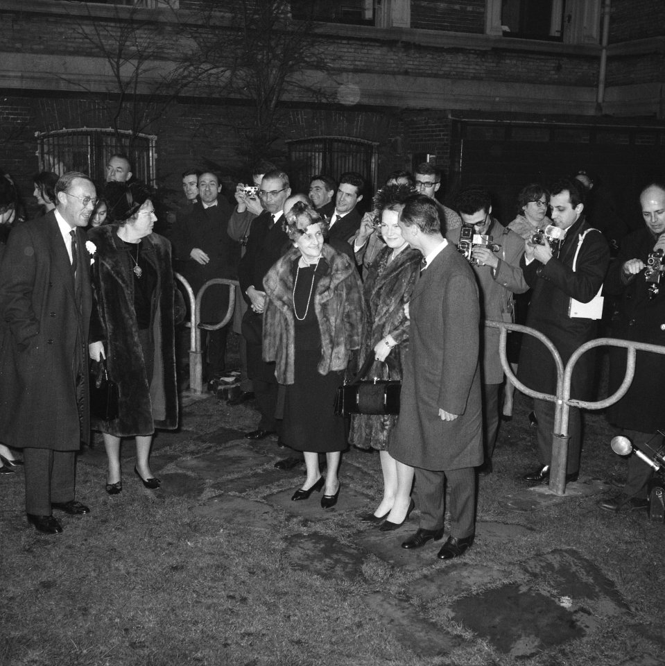 De koninklijke families staan bij het Amstelhotel om een tocht met een rondvaart, Bestanddeelnr 916-0393