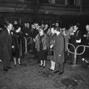 De koninklijke families staan bij het Amstelhotel om een tocht met een rondvaart, Bestanddeelnr 916-0393