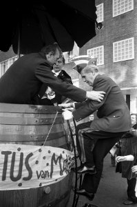 De hoofdcommissaris wordt geholpen, in een ton te klimmen, Bestanddeelnr 927-0013