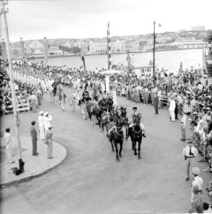 De koninklijke stoet op de Emmabrug in Willemstad, Bestanddeelnr 252-3606