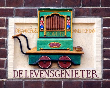 De Levensgenieter, Draaiorgel van Amsterdam, Gevelsteen, Zeedijk 80 photo