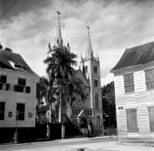 De houten SS Petrus-en-Pauluskathedraal aan de Gravenstraat in Paramaribo, Bestanddeelnr 252-6099