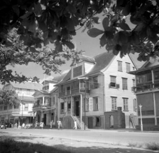 De huizen op Waterkant 30 (links) en 32 in Paramaribo, Bestanddeelnr 252-6169