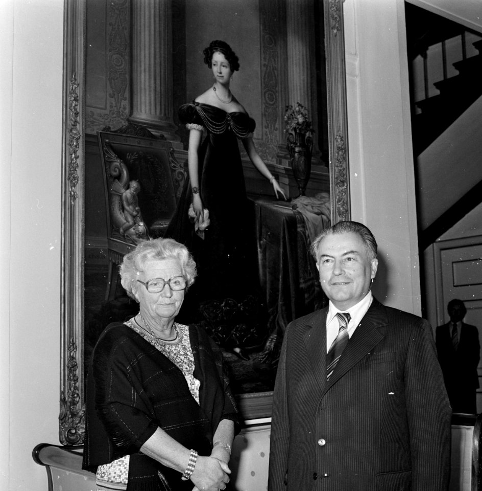 De Hongaarse minister van Buitenlandse Zaken, Frigyes Puja, wordt door koningin , Bestanddeelnr 929-8945