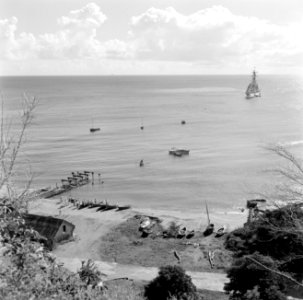 De kust van Sint Eustatius. In de verte H.M. kruiser De Ruyter, Bestanddeelnr 252-4052