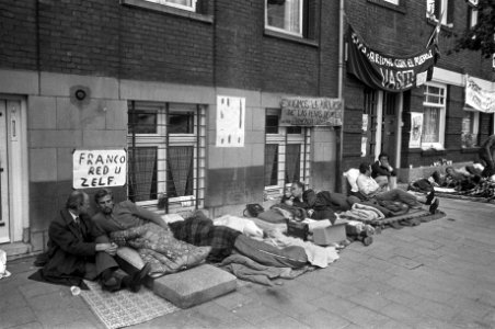 De hongerstakkers protesteren met anti Franco leuzen in eigengemaakte slaapplekk, Bestanddeelnr 928-1331
