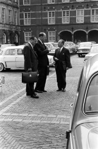 De kabinetsformatie. Politiek overleg door minister Cals mr. Blaisse en minister, Bestanddeelnr 915-3462