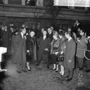 De koninklijke families staan bij het Amstelhotel om een tocht met een rondvaart, Bestanddeelnr 916-0395