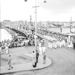 De koninklijke stoet op de Emmabrug in Willemstad, Bestanddeelnr 252-3609