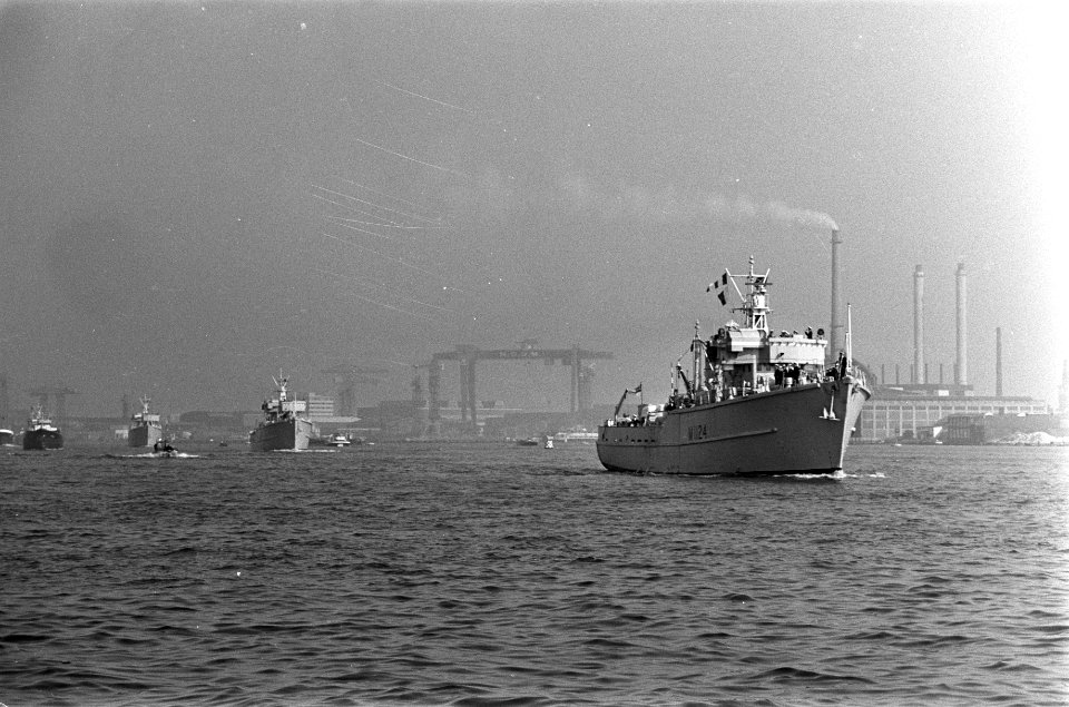 De kustmijnenvegers varen in het IJ, Bestanddeelnr 921-6705
