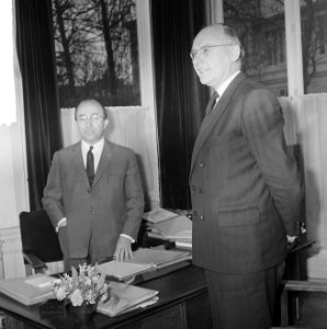 De kabinetscrisis. Formateur mr. Th. Cals ontving prof. Vondeling, fractievoorzi, Bestanddeelnr 917-5572