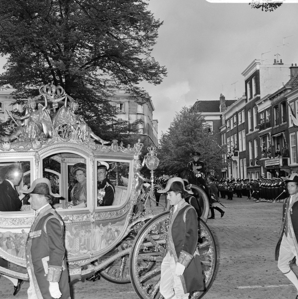 De koninklijke familie rijdt van de Ridderzaal naar het paleis Lange Voorhout k, Bestanddeelnr 923-8448