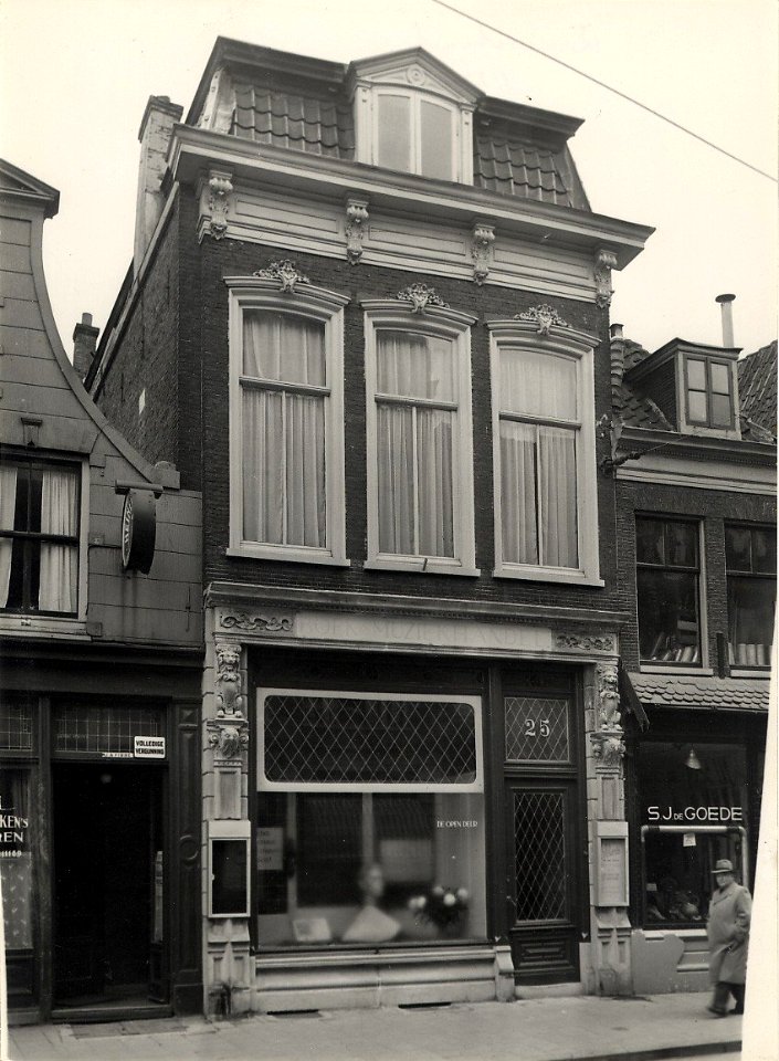 De Kruisstraat 25, oostzijde, tussen de Ridderstraat en de Nieuwe Kruisstraat. Aangekocht in 1976 van fotograaf C. de Boer. Identificatienummer 54-011242, NL-HlmNHA 1478 25900 K 38