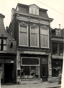 De Kruisstraat 25, oostzijde, tussen de Ridderstraat en de Nieuwe Kruisstraat. Aangekocht in 1976 van fotograaf C. de Boer. Identificatienummer 54-011242, NL-HlmNHA 1478 25900 K 38