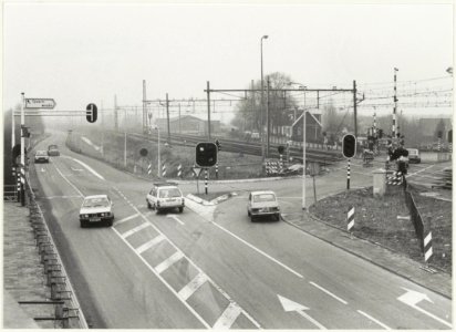 De kruising van de Haarlemmerstraatweg N200 met de spoorwegovergang in Halfweg. NL-HlmNHA 54016907