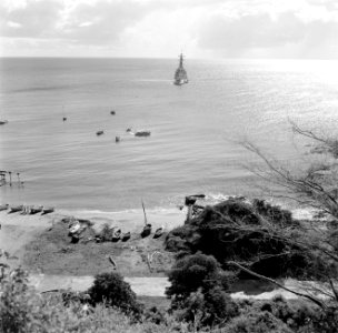 De kust van Sint Eustatius. In de verte H.M. kruiser De Ruyter, Bestanddeelnr 252-4053